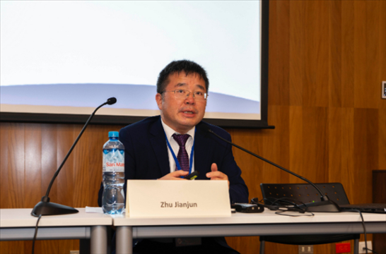 上海外國語大學(xué)國際文化交流學(xué)院副院長朱建軍做專題講座。（秘魯天主教大學(xué)孔子學(xué)院供圖）