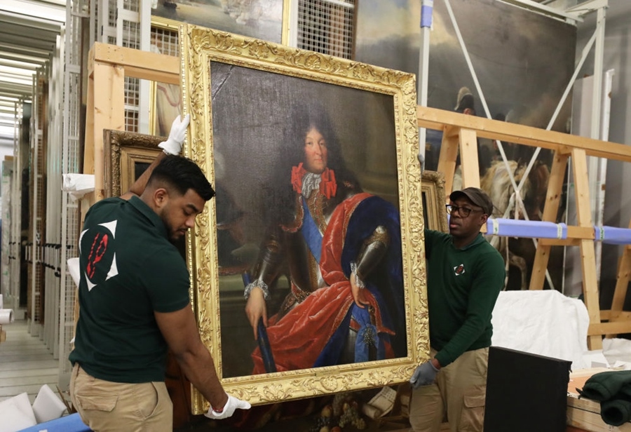  2024年3月11日，在法國(guó)巴黎近郊的凡爾賽宮，工作人員準(zhǔn)備打包油畫《路易十四戎裝像》。在2024年中法建交60周年暨中法文化旅游年之際，凡爾賽宮和故宮博物院將于4月至6月在故宮共同舉辦“凡爾賽宮與紫禁城”展覽。凡爾賽宮工作人員將70余件法方展品打包裝箱，計(jì)劃在不久之后將其運(yùn)往北京。新華社記者 高靜 攝