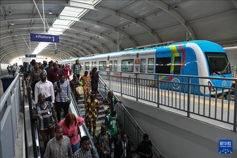 2月28日，在尼日利亞拉各斯，人們在輕軌藍線碼頭站下車出站。新華社記者 韓旭 攝