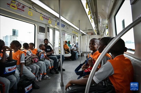 2月28日，在尼日利亞拉各斯，一所小學的學生們體驗乘坐輕軌藍線列車。新華社記者 韓旭 攝
