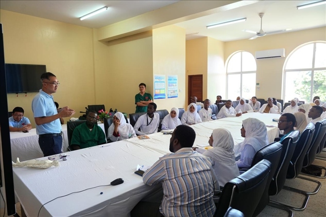 韋長(zhǎng)群醫(yī)生進(jìn)行中醫(yī)講座。中國(guó)援桑醫(yī)療隊(duì)供圖