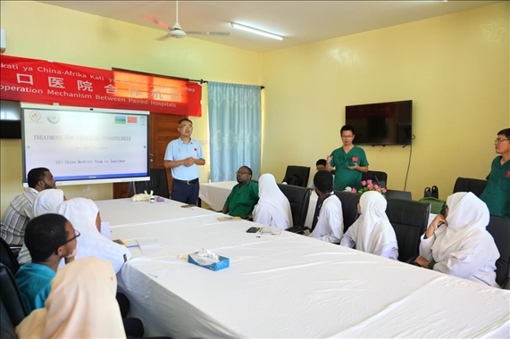 隊(duì)長(zhǎng)蔣國(guó)慶和韋長(zhǎng)群醫(yī)生一起解答問(wèn)題。中國(guó)援桑醫(yī)療隊(duì)供圖