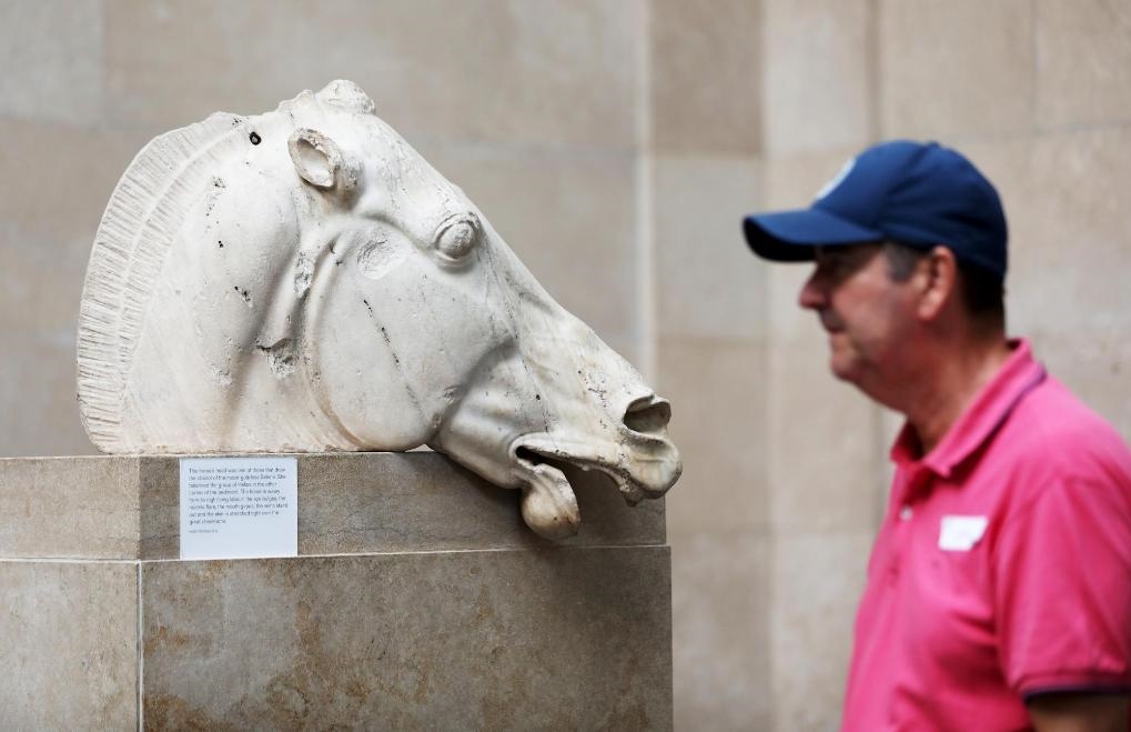 2023年9月7日，一名男子在英國倫敦大英博物館參觀帕特農(nóng)神廟大理石雕刻。新華社記者李穎攝