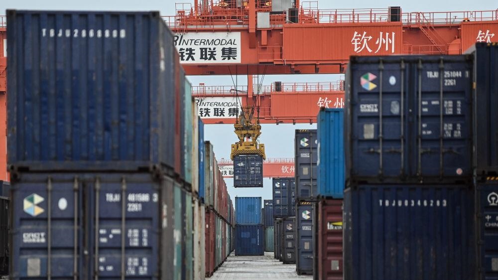 △2023年5月11日，在廣西欽州鐵路集裝箱中心站，塔吊在下卸集裝箱。近年來，在RCEP政策紅利推動下，中國與東盟產(chǎn)業(yè)合作不斷深化，助力區(qū)域經(jīng)濟(jì)發(fā)展。