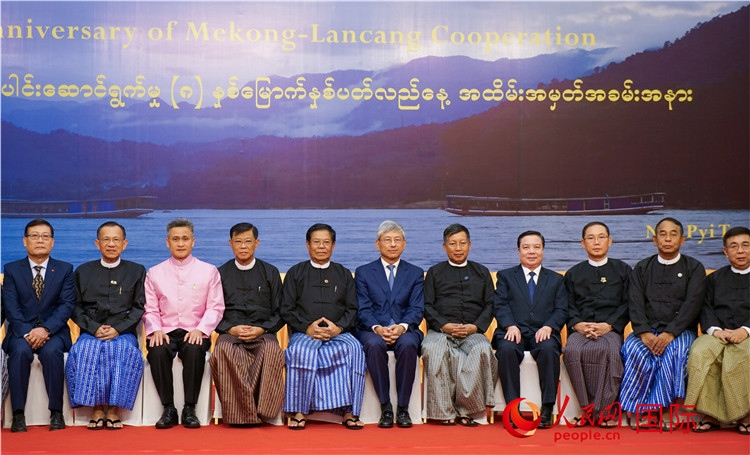 嘉賓在招待會上合影留念。人民網(wǎng)記者 謝佳君攝