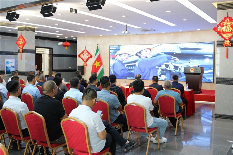 當(dāng)?shù)貢r(shí)間3月26日下午，中國(guó)品牌重型機(jī)械、載重車輛宣傳推介會(huì)在中國(guó)駐蘇里南大使館舉行。圖為宣介會(huì)現(xiàn)場(chǎng)。中國(guó)駐蘇里南大使館供圖