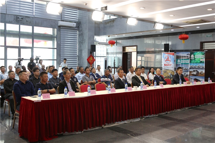 當(dāng)?shù)貢r(shí)間3月26日下午，中國(guó)品牌重型機(jī)械、載重車輛宣傳推介會(huì)在中國(guó)駐蘇里南大使館舉行。圖為宣介會(huì)現(xiàn)場(chǎng)。中國(guó)駐蘇里南大使館供圖