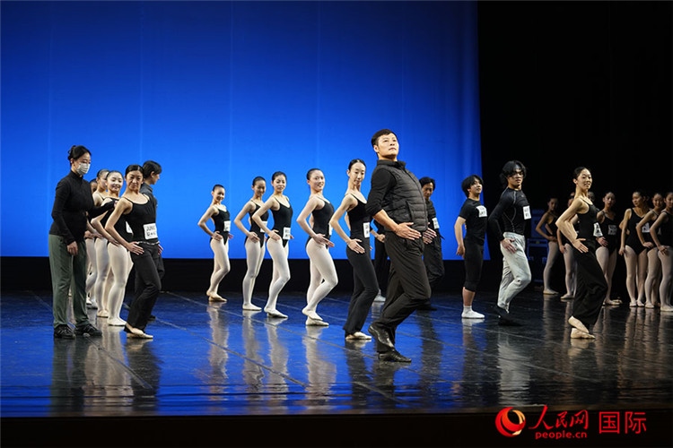 松山芭蕾舞團(tuán)青年代表團(tuán)成員在中央芭蕾舞團(tuán)跟隨中方教師上課。人民網(wǎng)記者 張麗婭攝