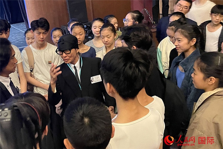 松山芭蕾舞團(tuán)總代表清水哲太郎與中央芭蕾舞團(tuán)舞蹈學(xué)校的學(xué)生們交流。人民網(wǎng)記者 張麗婭攝