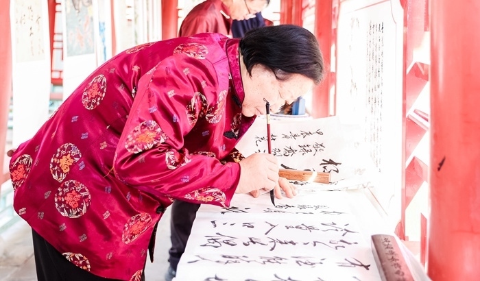 杏花節(jié)書(shū)畫(huà)展上書(shū)法家現(xiàn)場(chǎng)創(chuàng)作。受訪方供圖