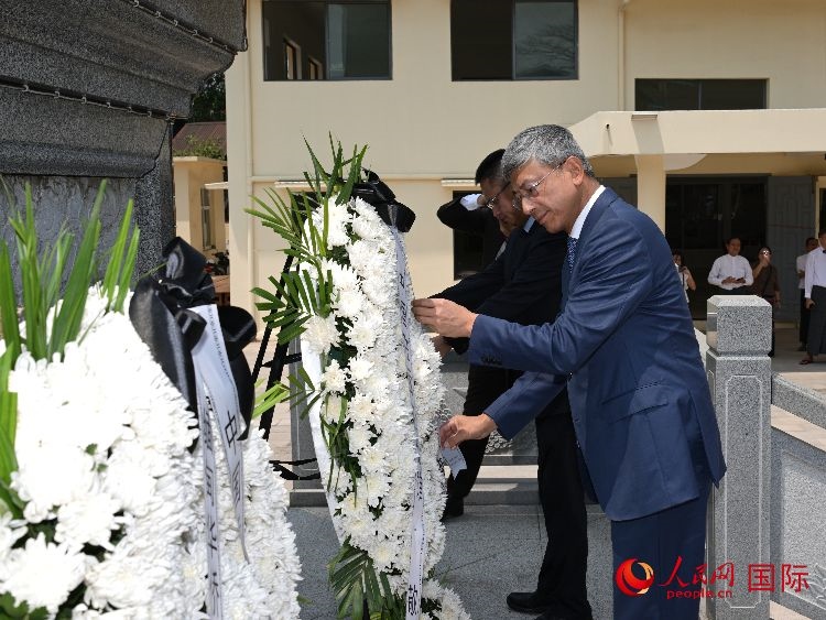 陳海大使向中國遠(yuǎn)征軍紀(jì)念碑敬獻(xiàn)花籃。人民網(wǎng)記者 謝佳君攝