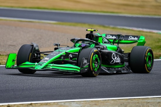 4月5日，索伯車隊中國車手周冠宇在練習(xí)賽中。新華社記者 張笑宇 攝