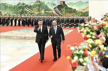 △2024年3月25日，習近平主席在北京人民大會堂同來華進行國事訪問的瑙魯總統(tǒng)阿迪昂舉行會談。這是會談前，習近平主席在人民大會堂北大廳為阿迪昂總統(tǒng)舉行歡迎儀式。