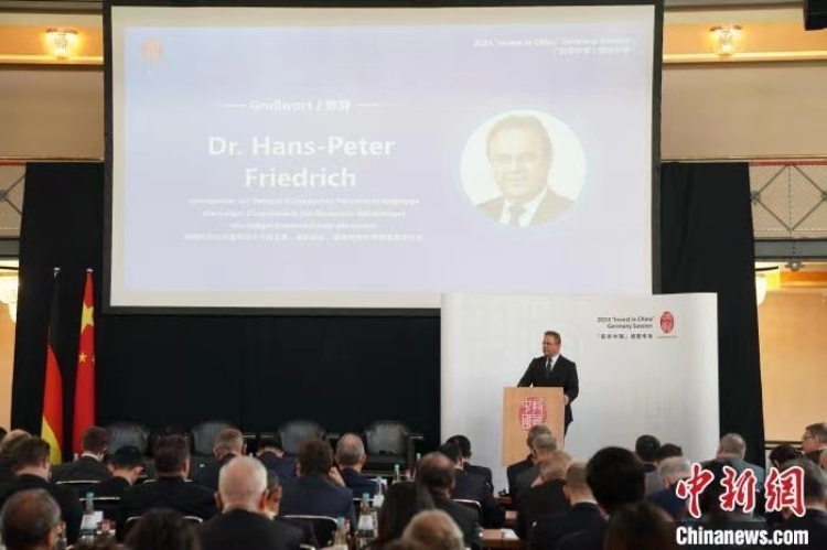 當(dāng)?shù)貢r間4月5日，由中國商務(wù)部主辦的“投資中國”德國專場推介活動在斯圖加特市舉行。中新社記者 馬秀秀 攝