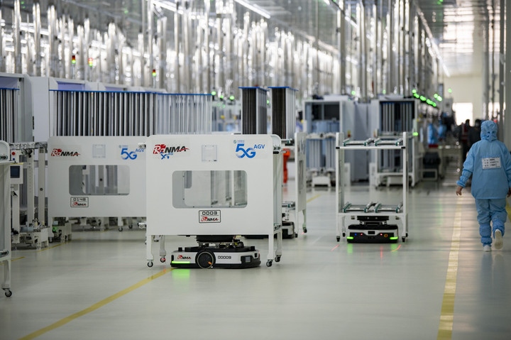 2024年1月10日，在位于浙江省金華市金義新區(qū)的潤(rùn)馬光能集團(tuán)金華工廠智能化生產(chǎn)車(chē)間里，AGV（自動(dòng)導(dǎo)引運(yùn)輸）小車(chē)忙碌穿梭在生產(chǎn)單元之間。圖源新華社