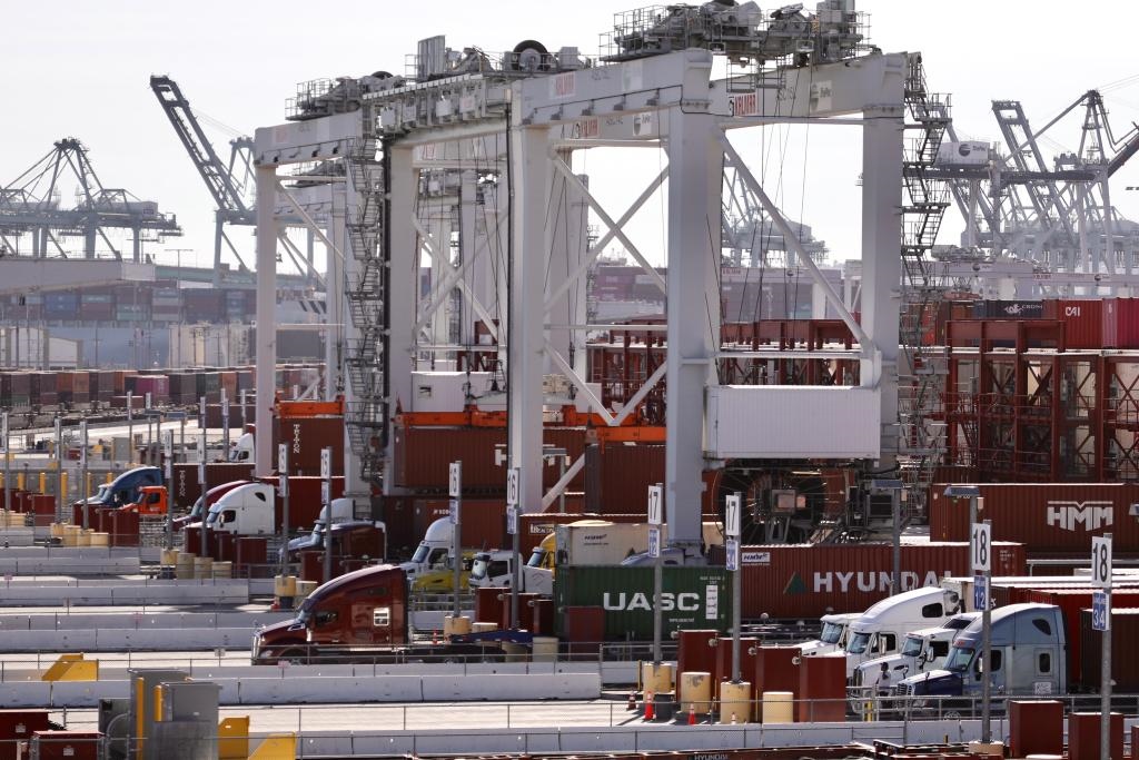 2021年10月29日拍攝的美國(guó)加利福尼亞州洛杉磯港景象。新華社發(fā)