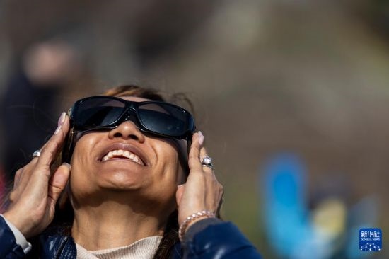 4月8日，一名女子在美國紐約州普拉茨堡觀看日食。新華社發(fā)（文森特·約翰遜攝）