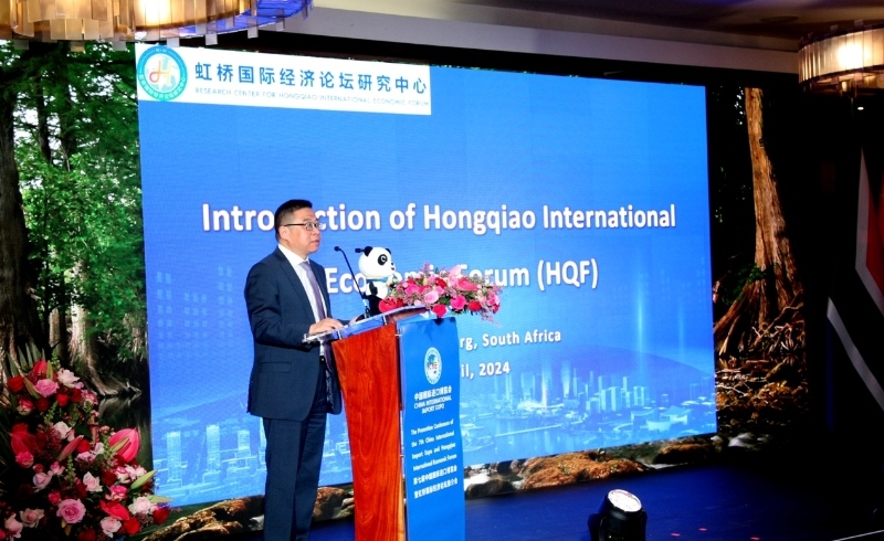 虹橋國際經濟論壇研究中心副理事長、商務部國際貿易經濟合作研究院副院長俞子榮致辭。（圖片來源：中國國際進口博覽會官微）