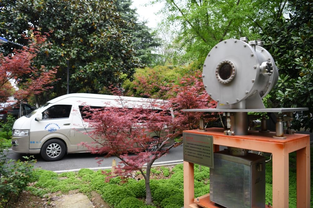 2024年4月6日，在位于安徽合肥的中國(guó)科學(xué)技術(shù)大學(xué)，自主研制的原位實(shí)驗(yàn)裝置準(zhǔn)備運(yùn)往上海光源開展實(shí)驗(yàn)。