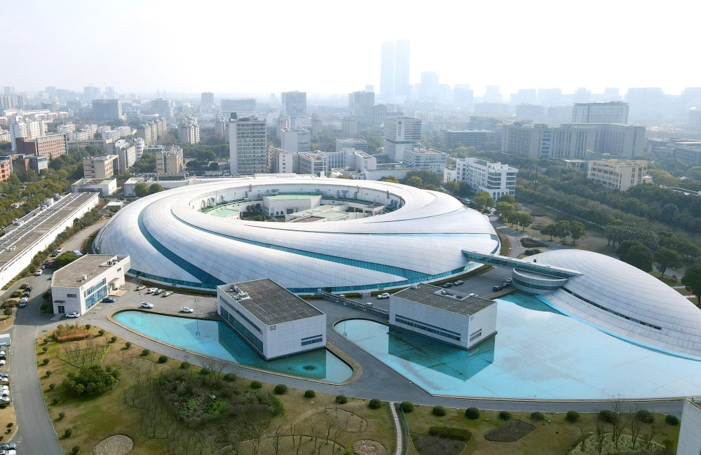 空中俯瞰位于上海張江科學(xué)城的上海光源（2024年2月27日攝，無人機(jī)照片）。