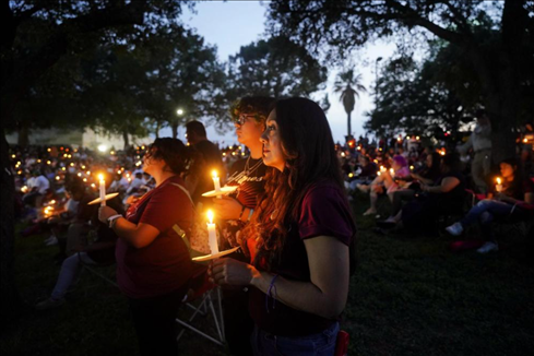 2023年5月24日，在美國得克薩斯州小城尤瓦爾迪，人們參加守夜儀式悼念校園槍擊遇害者。新華社記者吳曉凌攝