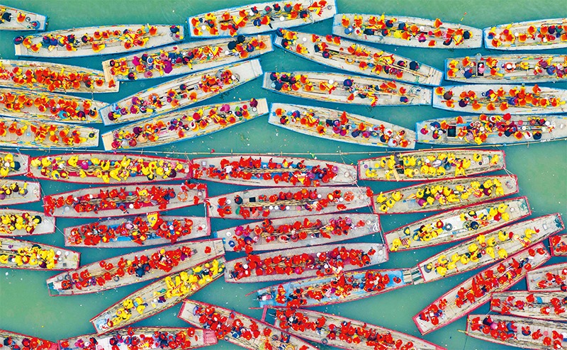 溱潼會船由南宋相沿至今，歷經(jīng)數(shù)百年傳承，被列入國家級非物質(zhì)文化遺產(chǎn)名錄。圖為2024年4月6日在江蘇省泰州市姜堰區(qū)溱湖國家濕地公園參加會船表演的船只。 新華社發(fā) 湯德宏/攝