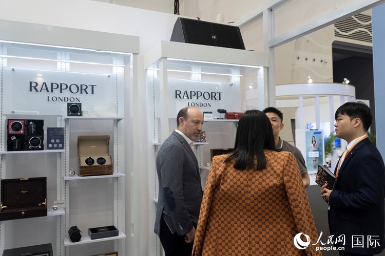 客商在第四屆中國(guó)國(guó)際消費(fèi)品博覽會(huì)英國(guó)國(guó)家館內(nèi)交談。人民網(wǎng) 常沙攝