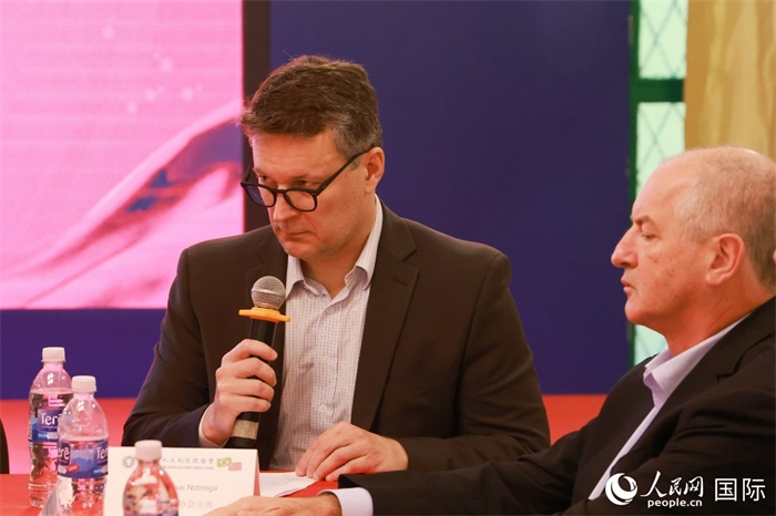 中巴友好協(xié)會(huì)主席恩里克·諾布雷加（左）在座談會(huì)上致辭。人民網(wǎng)記者 陳海琪攝