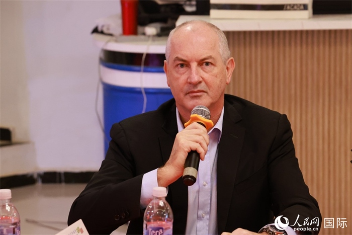 巴西里約大都會(huì)研究所執(zhí)行官西奧·舒克在座談會(huì)上致辭。人民網(wǎng)記者 陳海琪攝