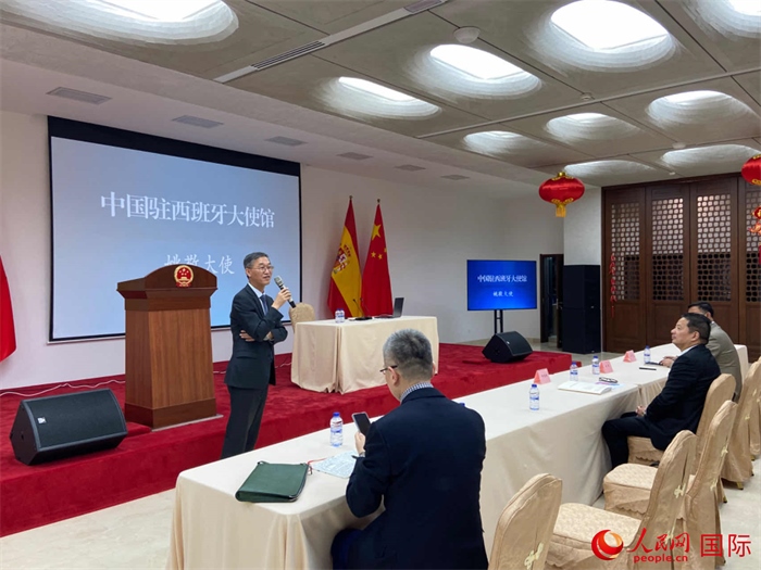 中國(guó)駐西班牙大使姚敬在僑界法治講座上致辭。人民網(wǎng)記者 范劍青攝