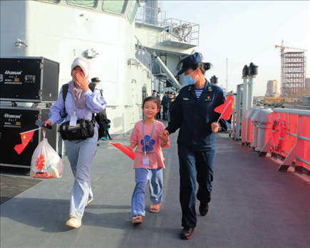海軍軍艦赴蘇丹緊急撤離我在蘇丹人員。圖為海軍官兵帶領(lǐng)同胞登艦（2023年4月26日攝）。丁家興攝