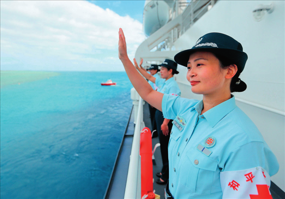 中國海軍“和平方舟”號醫(yī)院船結(jié)束訪問湯加時(shí)，任務(wù)官兵中的文職人員向歡送人群揮手告別（2023年8月4日攝）。徐巍攝/本刊