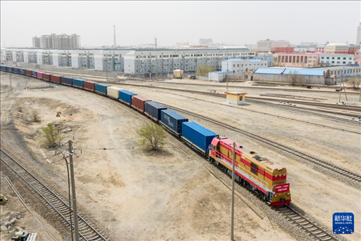 4月21日，中歐班列緩緩駛出二連浩特鐵路口岸（無(wú)人機(jī)照片）。 新華社發(fā)（張海峰攝）