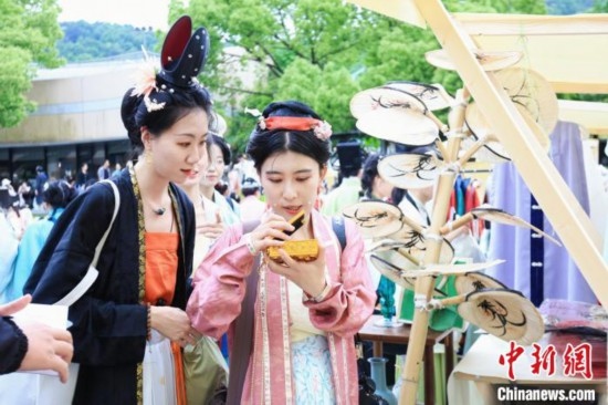 漢服愛好者逛集市。中國絲綢博物館 供圖