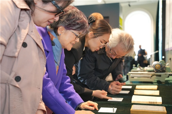 觀眾被中國文字的魅力吸引。主辦方供圖