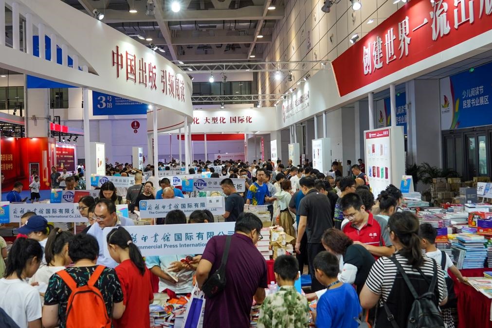 2023年7月31日，在第31屆全國圖書交易博覽會上，讀者在閱覽選購新書。新華社記者 朱崢 攝