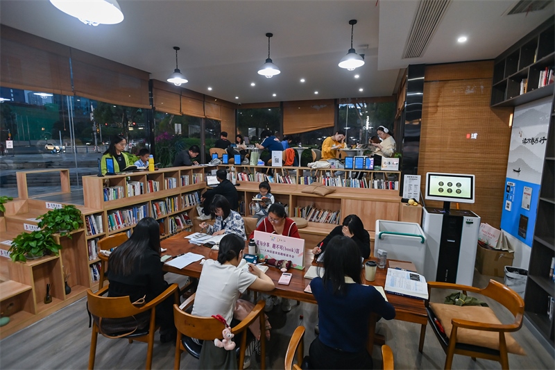 4月22日，讀者在重慶一家24小時城市智慧書房中閱讀。圖片來源：視覺中國
