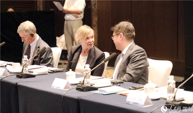 宣介會(huì)上，中外官員親切交談。人民網(wǎng)記者趙益普攝