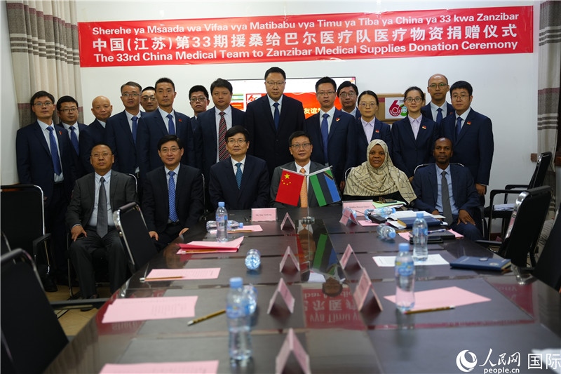 中非雙方代表及醫(yī)療隊在捐贈現(xiàn)場合影。中國援桑醫(yī)療隊供圖