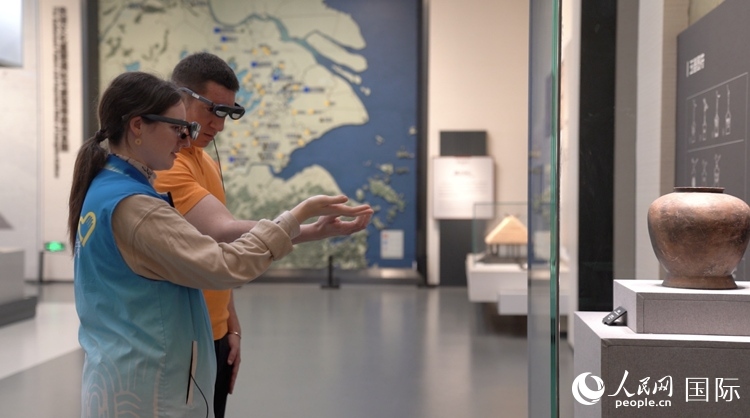 人民網(wǎng)外籍專家在良渚博物院體驗AR眼鏡。人民網(wǎng)記者 袁蒙攝