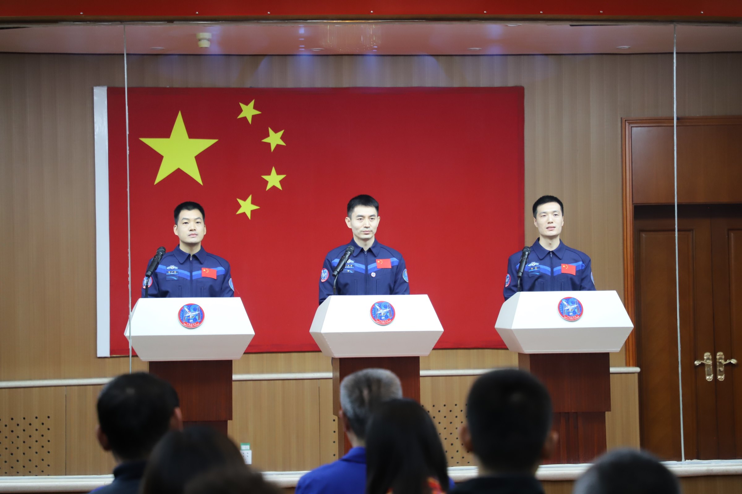 神舟十八號航天員與中外媒體記者集體見面。人民網(wǎng)記者 黃帆攝