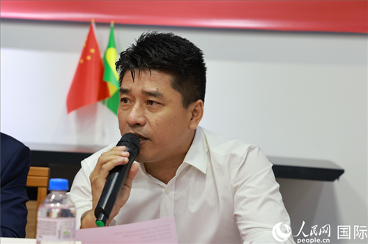 巴西中國浙江商會會長鄭俠茂在座談會上致辭。人民網(wǎng)記者 陳海琪攝