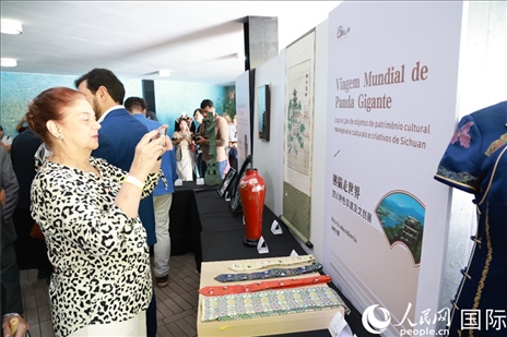 巴西民眾在活動現(xiàn)場在四川非遺前駐足觀看。人民網(wǎng)記者 陳海琪攝