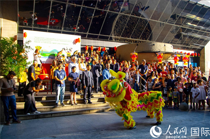 巴西民眾在里約天文館前觀看舞獅表演。四川省文化和旅游廳供圖。