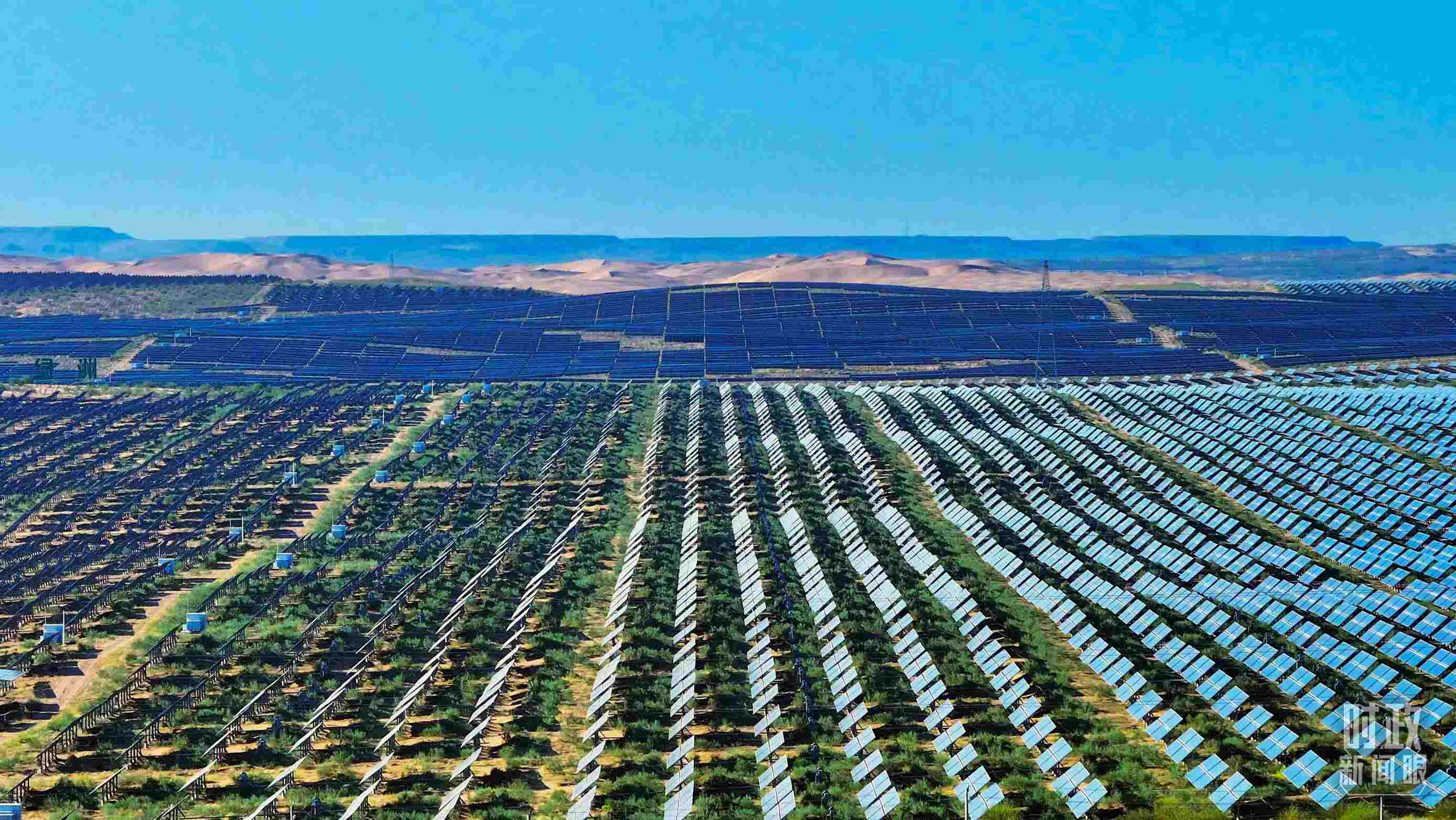 △內(nèi)蒙古鄂爾多斯，庫(kù)布其沙漠新能源基地。（圖/視覺(jué)中國(guó)）