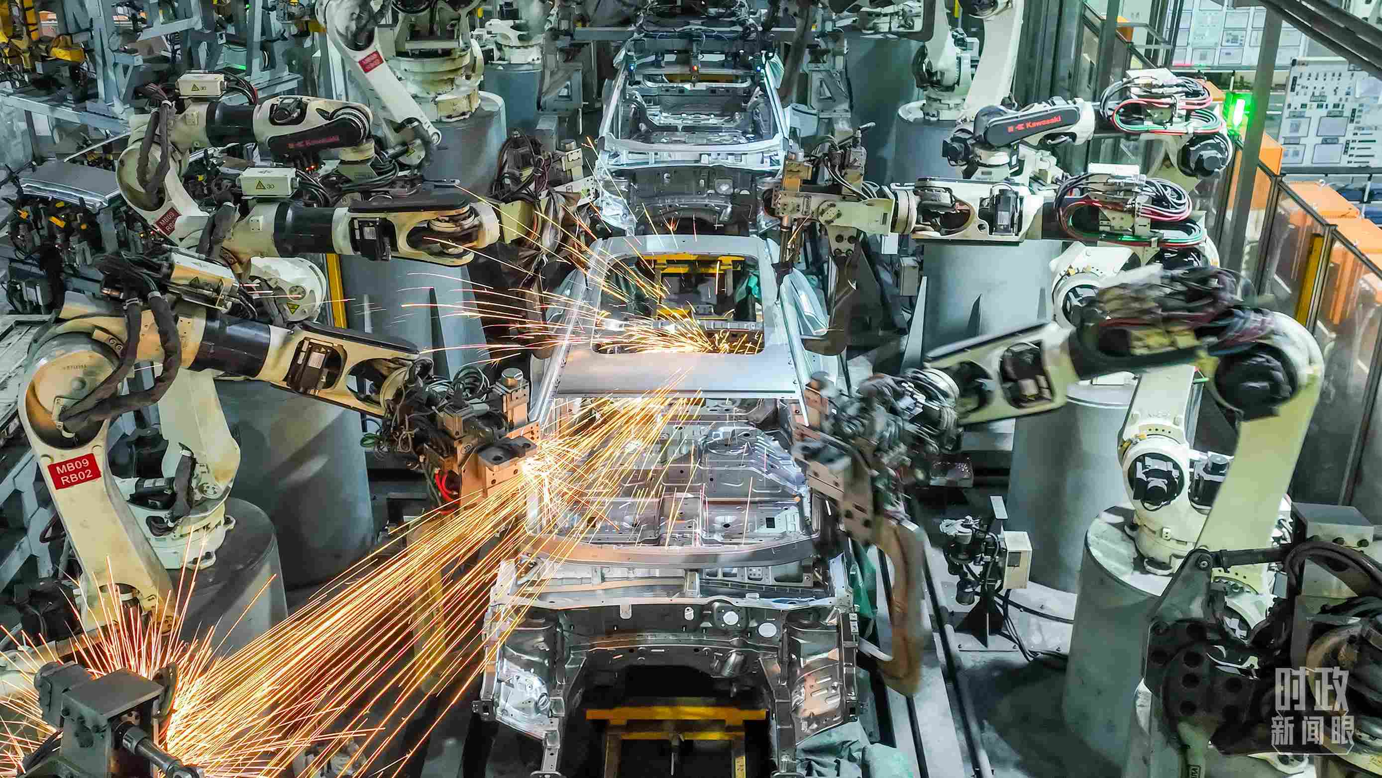  △2024年4月，重慶兩江新區(qū)的一家汽車制造企業(yè)，生產(chǎn)一派繁忙。（圖/視覺(jué)中國(guó)）