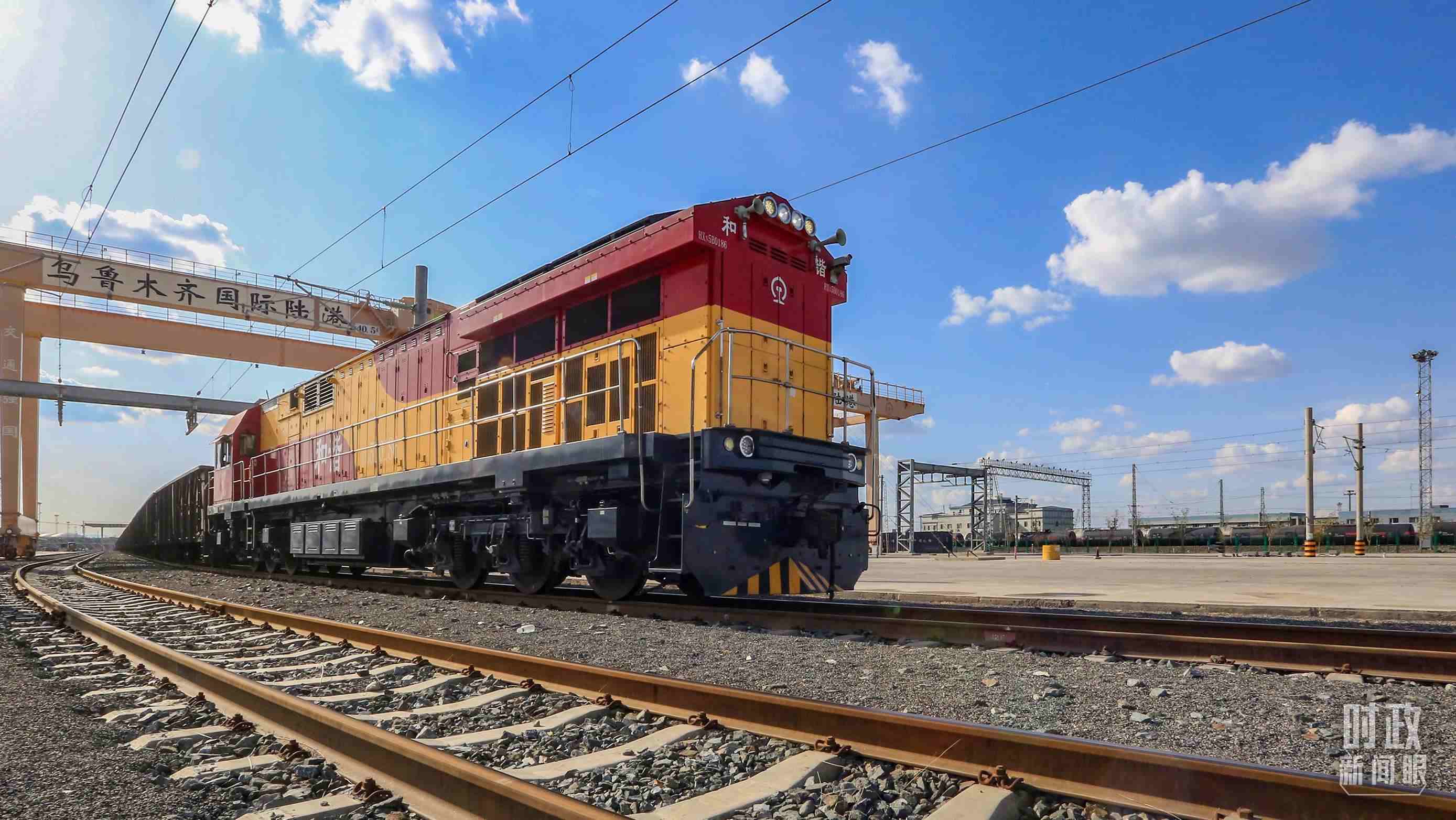 △2024年4月，烏魯木齊國(guó)際陸港區(qū)中歐班列“天山號(hào)”暢行絲路。（圖/視覺(jué)中國(guó)）