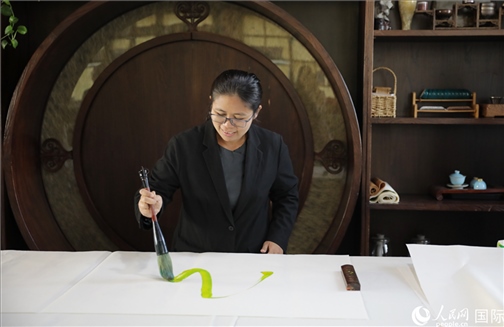 緬甸駐華大使館副館長、公使銜參贊杜欣瑪泰參加《五百筆·瀾湄合作》集體藝術(shù)創(chuàng)作。人民網(wǎng)王婧攝