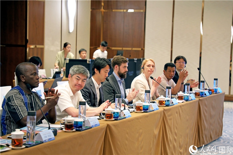 參加產業(yè)對接會的各國駐華使節(jié)。人民網記者趙益普攝