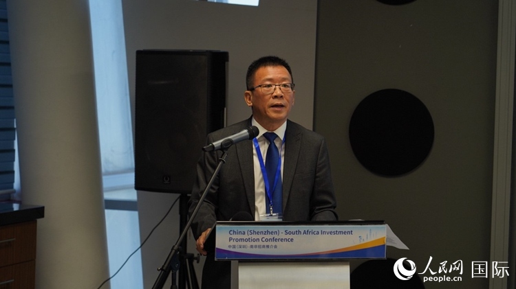 南非中國(guó)經(jīng)貿(mào)協(xié)會(huì)會(huì)長(zhǎng)、中國(guó)銀行約翰內(nèi)斯堡分行行長(zhǎng)張朝陽(yáng)致辭。人民網(wǎng) 劉暢攝